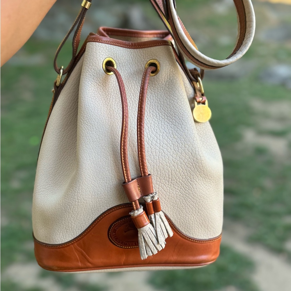 Vintage Dooney & Bourke AWL Leather cream & tan drawstring bucket bag.